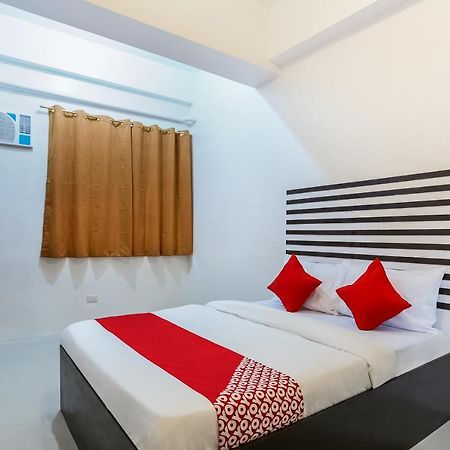 Oyo 505 Jardin Suites Манила Екстериор снимка