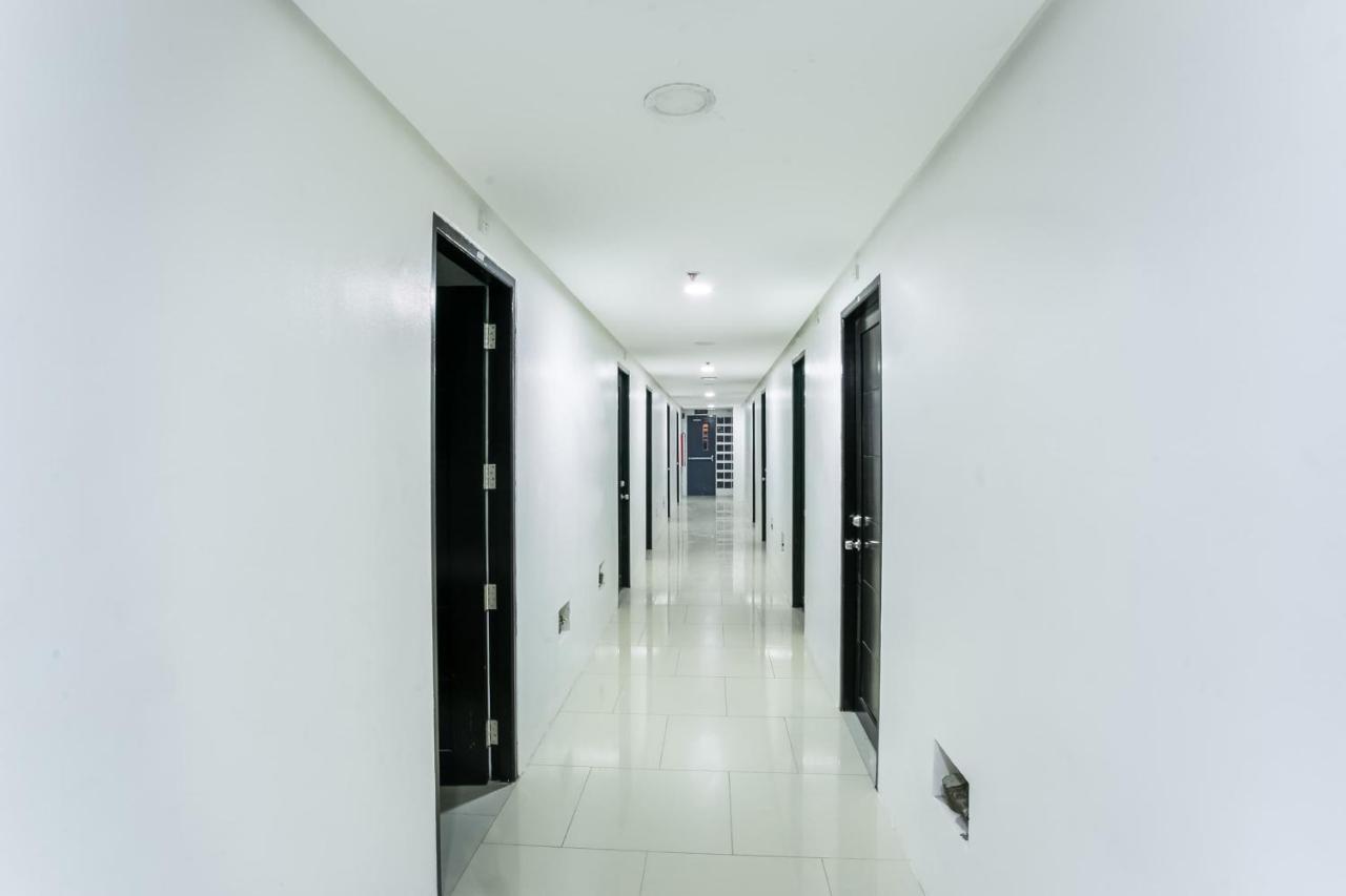 Oyo 505 Jardin Suites Манила Екстериор снимка