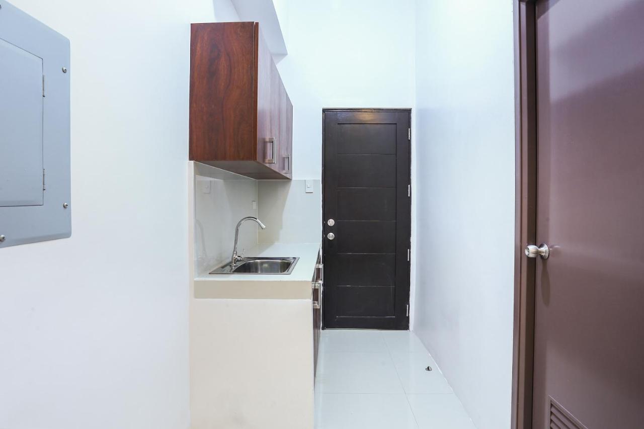Oyo 505 Jardin Suites Манила Екстериор снимка